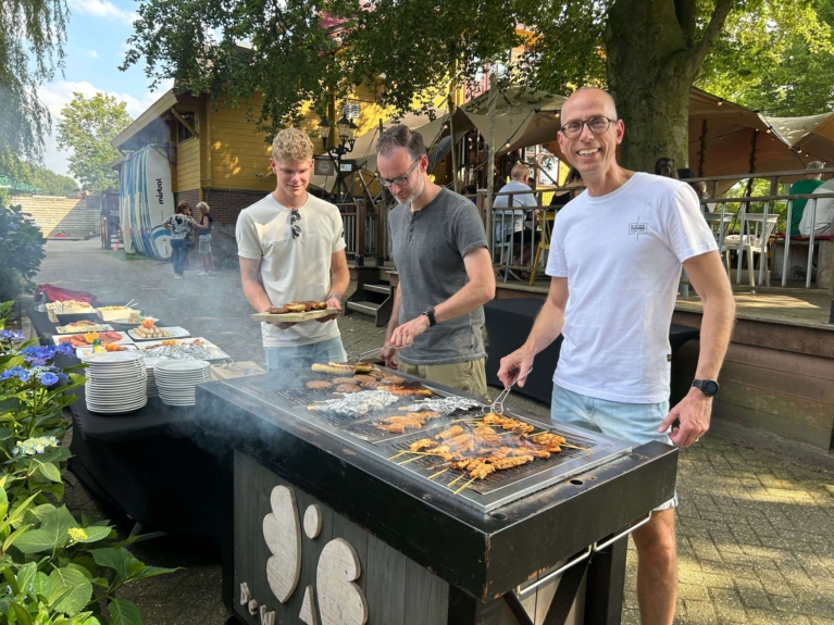 Een heerlijke barbecue met vrienden bij De Wilgenweard